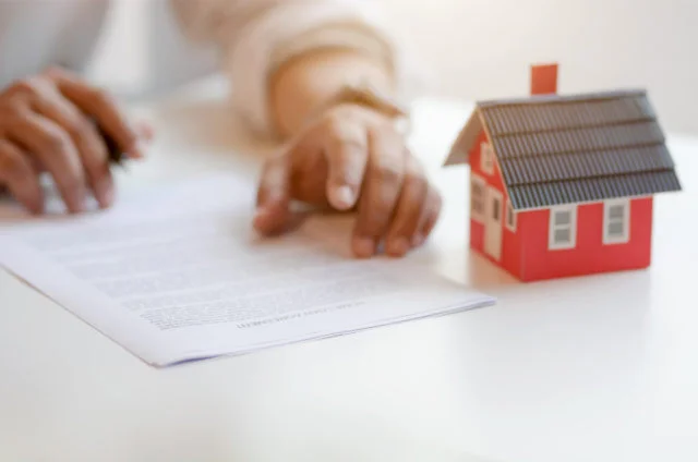 Customer signing contract about home loan
